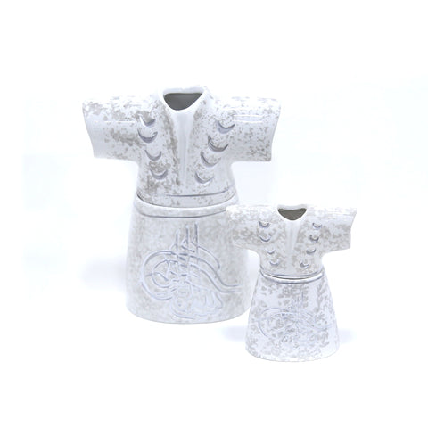 Porcelain kaftan-shaped canister with Arabic calligraphy – elegant Arabic décor blending function and heritage.