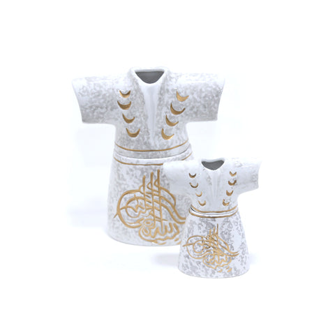 Porcelain kaftan-shaped canister with Arabic calligraphy – elegant Arabic décor blending function and heritage.