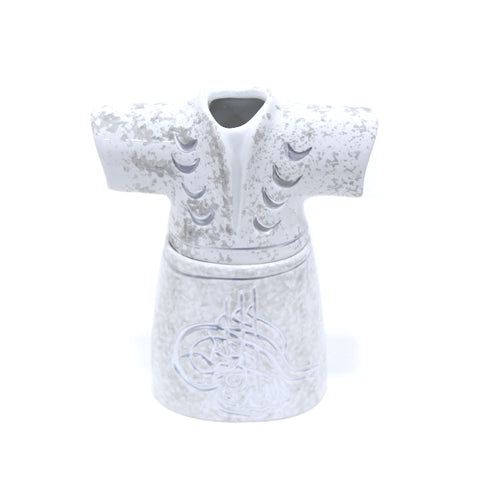Porcelain kaftan-shaped canister with Arabic calligraphy – elegant Arabic décor blending function and heritage.