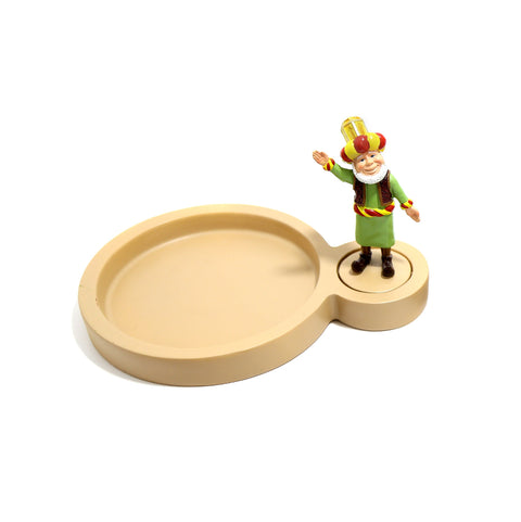 Decorative plate with attached Fananees character – whimsical Ramadan gift with playful Arabic flair.