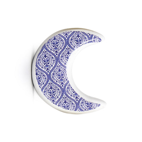 Mini porcelain accessory with moon motif – celestial Arabic décor inspired by Mediterranean patterns.