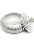 Porcelain bomboniere with hand-painted oriental patterned cover – refined Arabic décor for gifting and celebrations.