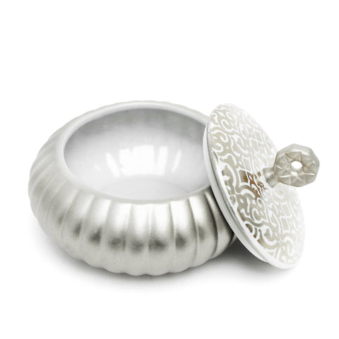 Porcelain bomboniere with hand-painted oriental patterned cover – refined Arabic décor for gifting and celebrations.
